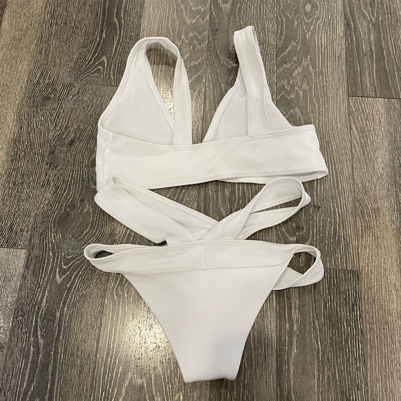 White strappy bikini - Picture 2 of 3